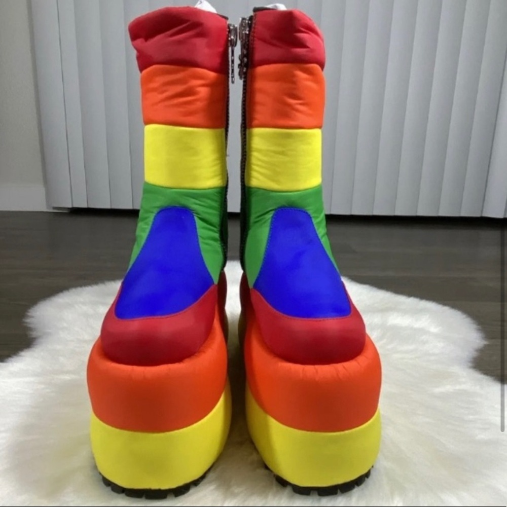 RePOSHING Deias sweet retreat platform puffer boots! Moon boots rainbow striped